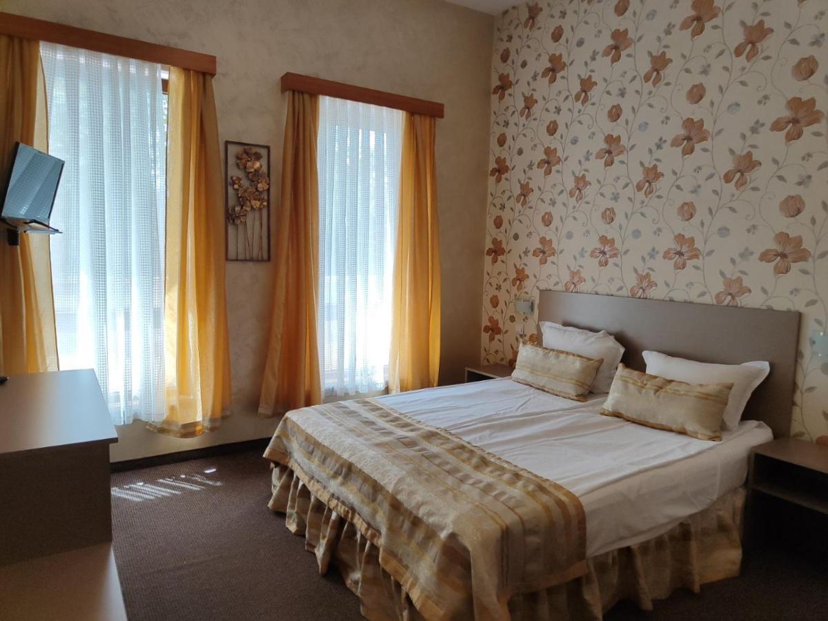 Семеен Хотел "Булаир" Burgas Esterno foto